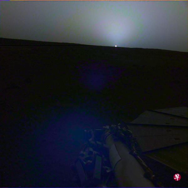 探测器“洞察”号机械臂上的相机于4月24日和25日拍摄火星日出和日落的最新照片。(NASA) 探测器“洞察”号机械臂上的相机于4月24日和25日拍摄火星日出和日落的最新照片。(NASA)