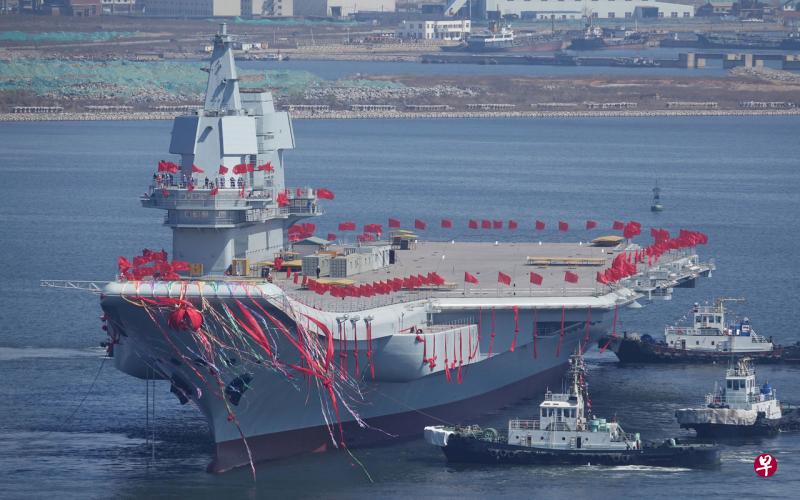 4月26日,中国第一艘自行建造的航母在辽宁大连的香炉礁码头下水。(路透社) 4月26日,中国第一艘自行建造的航母在辽宁大连的香炉礁码头下水。(路透社)