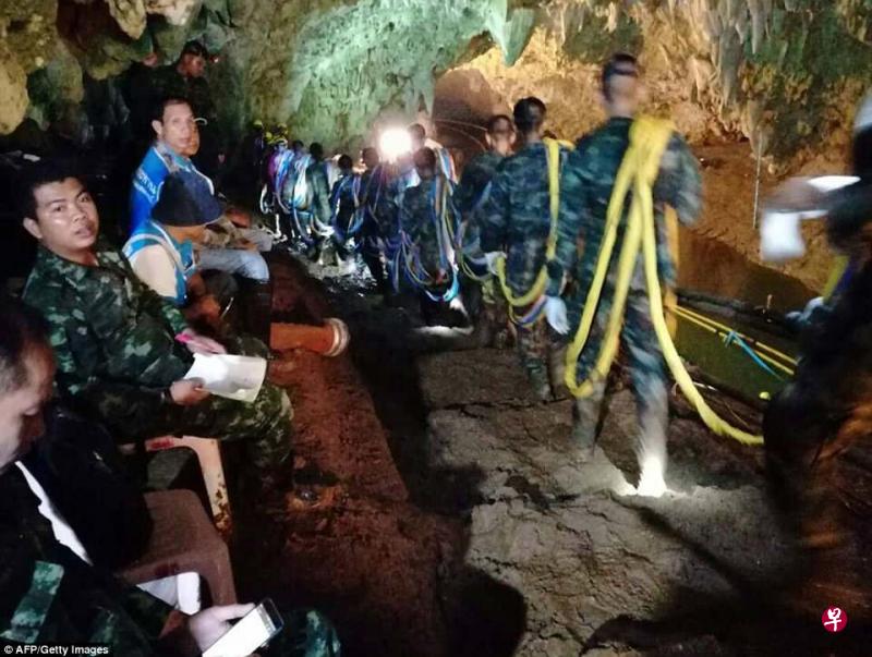 泰国国内外的救援队当时尝试寻找和解救野猪少年足球队。(互联网) 泰国国内外的救援队当时尝试寻找和解救野猪少年足球队。(互联网)