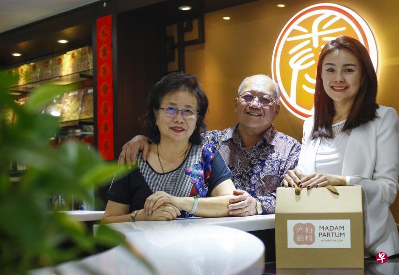 拳器道创办人林春发(中间)成功的背后除了有太太罗丽新(左)作为得力助手外,他的女儿林金燕更是为了父亲的业务力求突破。 拳器道创办人林春发(中间)成功的背后除了有太太罗丽新(左)作为得力助手外,他的女儿林金燕更是为了父亲的业务力求突破。