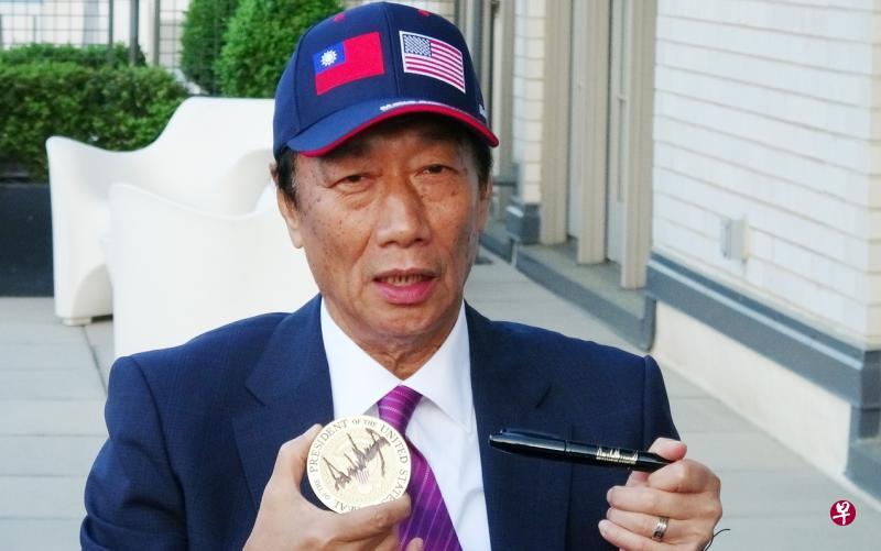 郭台铭周三(1日)与美国总统特朗普会面后在白宫外展示特朗普为他签名的杯垫和签名笔。(法新社/中央社) 郭台铭周三(1日)与美国总统特朗普会面后在白宫外展示特朗普为他签名的杯垫和签名笔。(法新社/中央社)