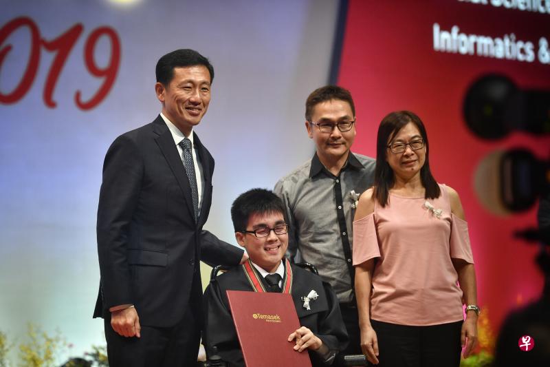 教育部长王乙康昨天出席淡马锡理工学院毕业仪式时，宣布政府推出数码版证书。（海峡时报）