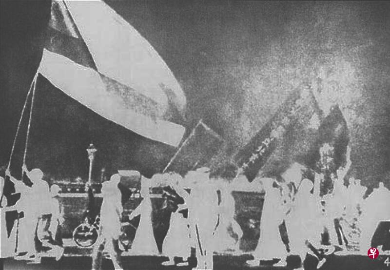 1919年5月4日,北京大学等高校3000多名学生在天安门举行“要求中国北洋政府拒签巴黎和约”的集会后上街示威游行。(维基百科) 1919年5月4日,北京大学等高校3000多名学生在天安门举行“要求中国北洋政府拒签巴黎和约”的集会后上街示威游行。(维基百科)