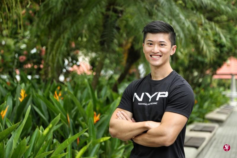 吴俊文作为南洋理工学院应届优秀毕业生，如今已被南洋理工大学商学院录取。过去他曾打架逃课，与病魔搏斗获重生后，决心改变自己，奋发向上。（特约陈福洲摄）