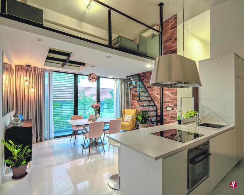 餐室与客厅一下一上,相映成趣。 餐室与客厅一下一上,相映成趣。