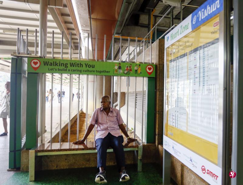 义顺地铁站的B出口设置“爱心相助站”,让不清楚如何前往邱德拔医院的公众可在此处等候,由同行乘客主动协助他们找到医院接驳巴士接送点或公共巴士站。(特约林琬清摄) 义顺地铁站的B出口设置“爱心相助站”,让不清楚如何前往邱德拔医院的公众可在此处等候,由同行乘客主动协助他们找到医院接驳巴士接送点或公共巴士站。(特约林琬清摄)