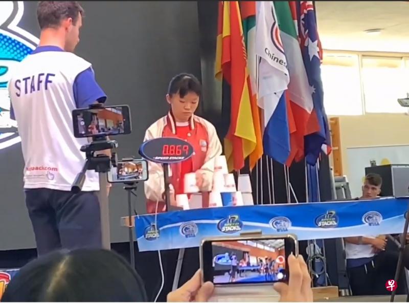 陈宣宁以2.081秒的时间完成竞技叠杯3-6-3组别赛,夺得冠军。(截取自视频) 陈宣宁以2.081秒的时间完成竞技叠杯3-6-3组别赛,夺得冠军。(截取自视频)