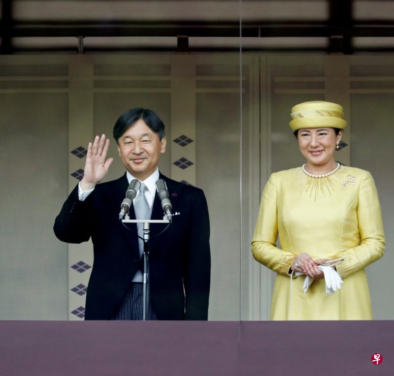 日本天皇德仁在登基后,昨天首次和皇后雅子在东京皇宫公开露面。(路透社) 日本天皇德仁在登基后,昨天首次和皇后雅子在东京皇宫公开露面。(路透社)