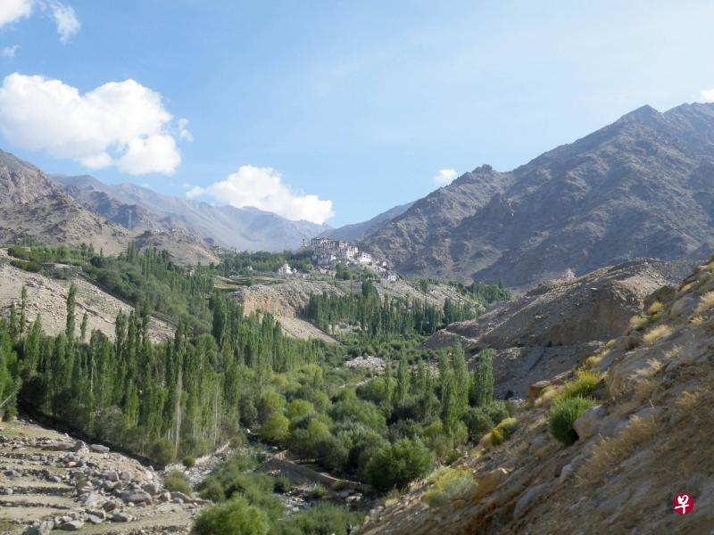 隐匿于不毛之地,四面环山的村子Likir,背景为著名的Likir寺院。 隐匿于不毛之地,四面环山的村子Likir,背景为著名的Likir寺院。