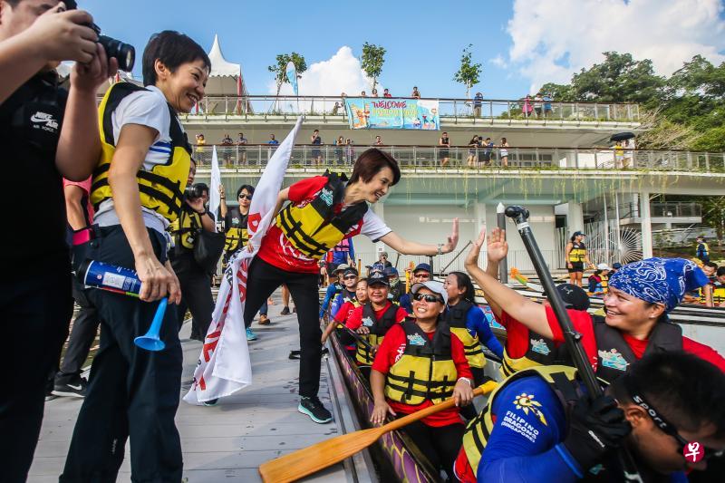 文化、社区及青年部长傅海燕(左二)和西南区市长刘燕玲(左三)昨天出席在裕廊湖花园百盛亲水天地举行的划龙舟筹款活动。(梁伟康摄) 文化、社区及青年部长傅海燕(左二)和西南区市长刘燕玲(左三)昨天出席在裕廊湖花园百盛亲水天地举行的划龙舟筹款活动。(梁伟康摄)