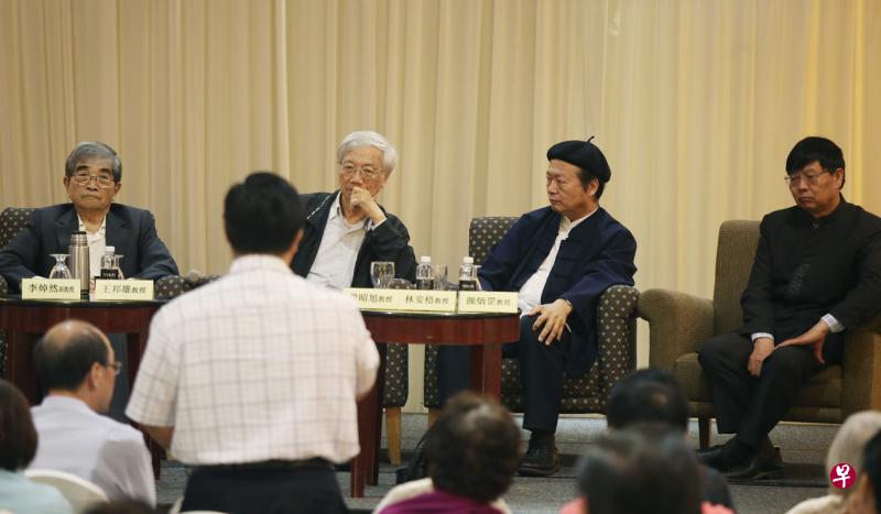 昨天在富丽华城市中心酒店的“五四运动百年纪念国际学术研讨会”，在早午四场主题演讲后进行座谈。在台上的是王邦雄教授（左起）、曾昭旭教授、林安梧教授、颜炳罡教授。（梁伟康摄）