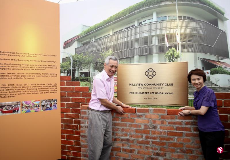 李显龙总理(左)为山景民众俱乐部主持开幕仪式,蔡厝港集选区议员、人力部兼教育部高级政务次长刘燕玲(右)负责接待李总理。(叶振忠) 李显龙总理(左)为山景民众俱乐部主持开幕仪式,蔡厝港集选区议员、人力部兼教育部高级政务次长刘燕玲(右)负责接待李总理。(叶振忠)