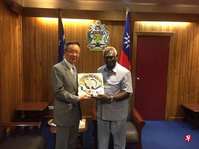 台湾驻所罗门群岛大使罗添宏(左)3日拜会所罗门群岛总理索加瓦雷(右),向其祝贺四度当选总理,并盼能持续深化双边关系(取自台湾驻所罗门群岛大使馆面簿) 台湾驻所罗门群岛大使罗添宏(左)3日拜会所罗门群岛总理索加瓦雷(右),向其祝贺四度当选总理,并盼能持续深化双边关系(取自台湾驻所罗门群岛大使馆面簿)