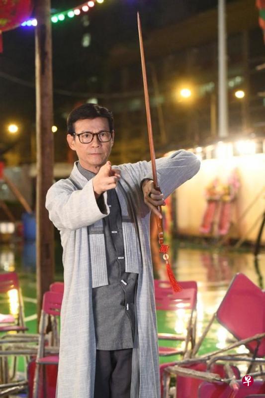 郑少秋演哲学教授,也是懂茅山术的捉鬼天师。(互联网) 郑少秋演哲学教授,也是懂茅山术的捉鬼天师。(互联网)