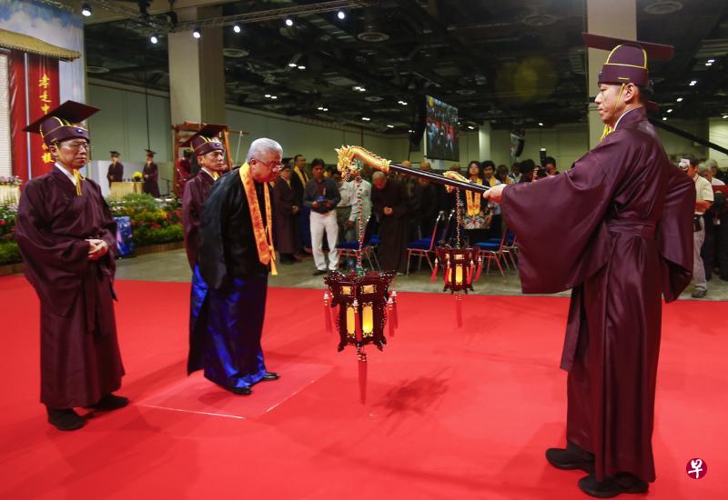 祭祖大典肃穆庄严,主祭官蔡其生(身穿蓝袍)与来自新马印各地逾千名公众一同祭祀先祖,缅怀祖德。(特约林琬清摄) 祭祖大典肃穆庄严,主祭官蔡其生(身穿蓝袍)与来自新马印各地逾千名公众一同祭祀先祖,缅怀祖德。(特约林琬清摄)
