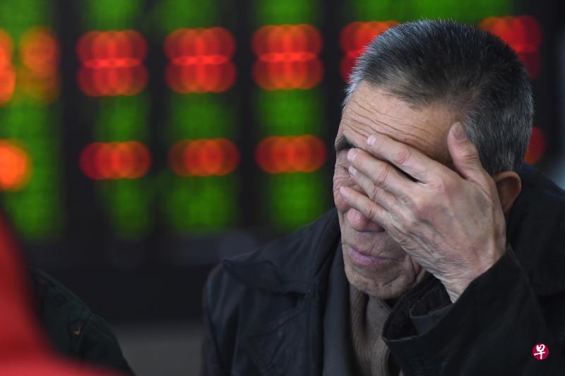 沪深两市今天遭遇5月开门黑。沪指开盘直接跌破3000点,随后进一步走低,午后一度下挫超过6.5%,尾盘勉强守住2900点。 今日收盘时,沪指收报2906.46点,跌幅5.58%。(互联网) 沪深两市今天遭遇5月开门黑。沪指开盘直接跌破3000点,随后进一步走低,午后一度下挫超过6.5%,尾盘勉强守住2900点。 今日收盘时,沪指收报2906.46点,跌幅5.58%。(互联网)