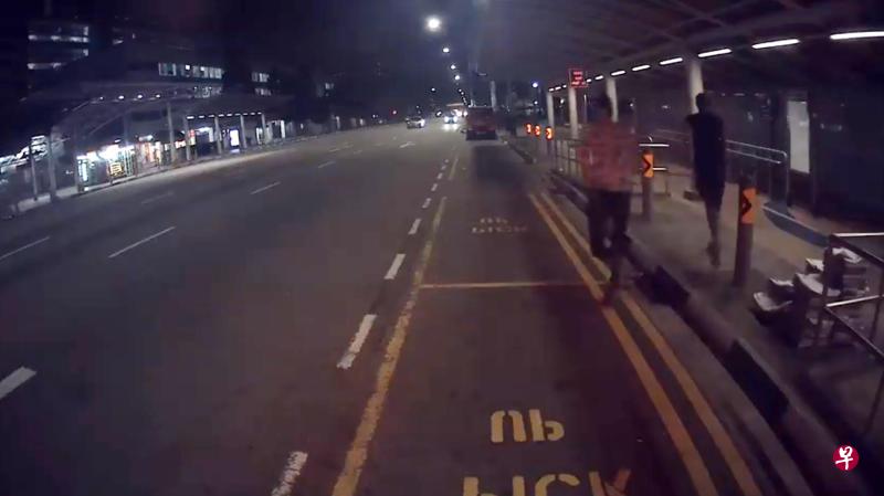 三名男子被指未付车费就逃走。(视频截图) 三名男子被指未付车费就逃走。(视频截图)