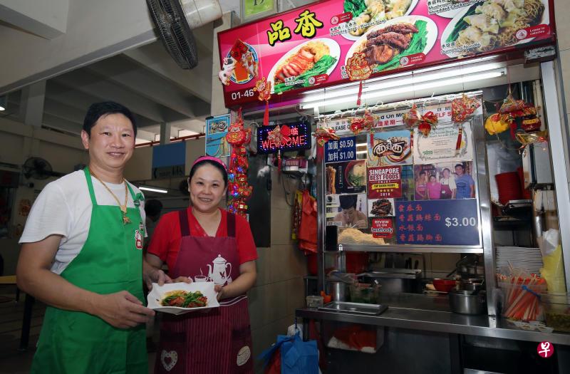 何美发(左)和叶雪英一起经营 “品香”面档已有26年。(梁麒麟摄) 何美发(左)和叶雪英一起经营 “品香”面档已有26年。(梁麒麟摄)
