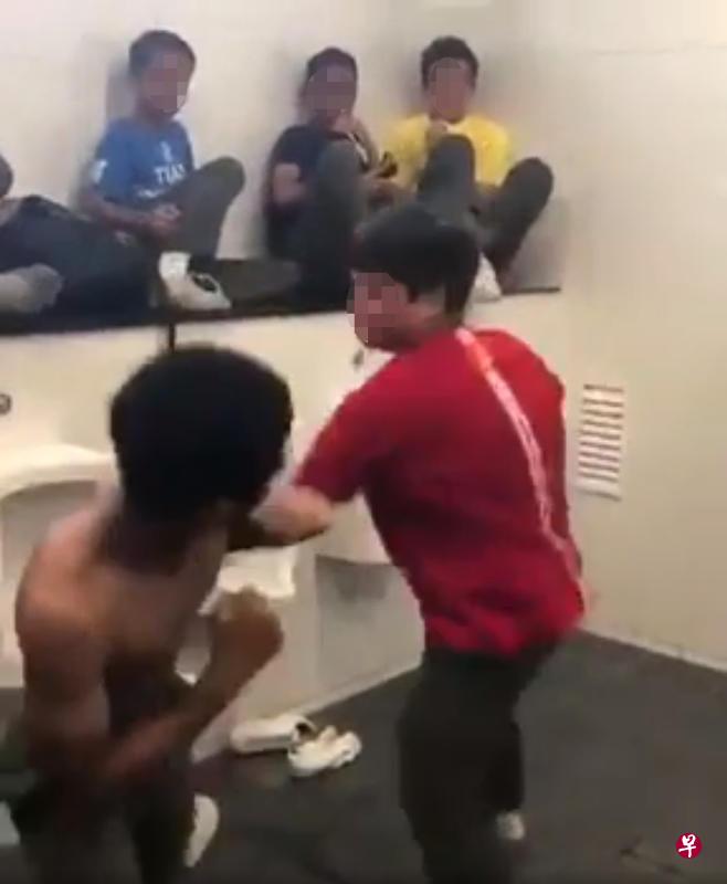 红衣少年与裸身少年以拳头对打。(视频截图) 红衣少年与裸身少年以拳头对打。(视频截图)