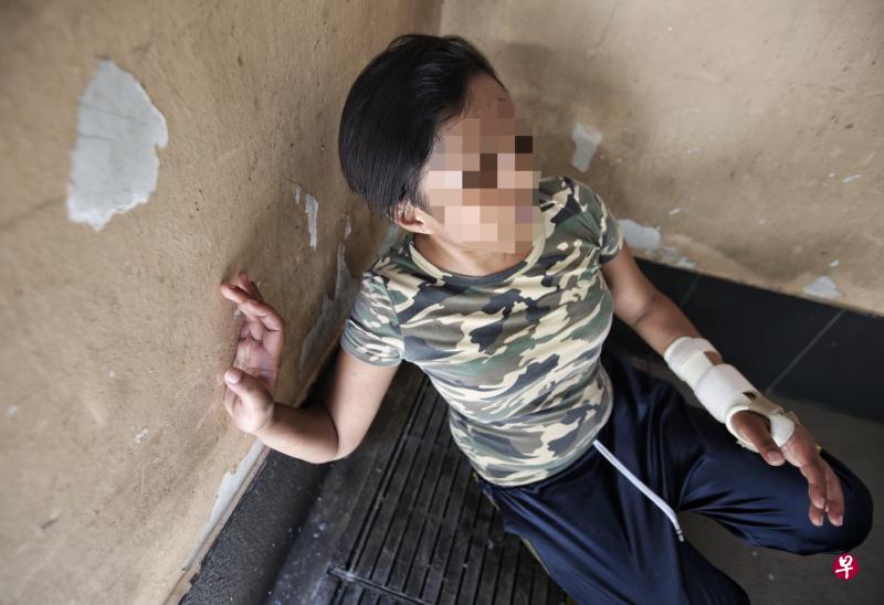 诺艾妮跌倒在地时擦伤手臂。 (陈佩敏摄) 诺艾妮跌倒在地时擦伤手臂。 (陈佩敏摄)