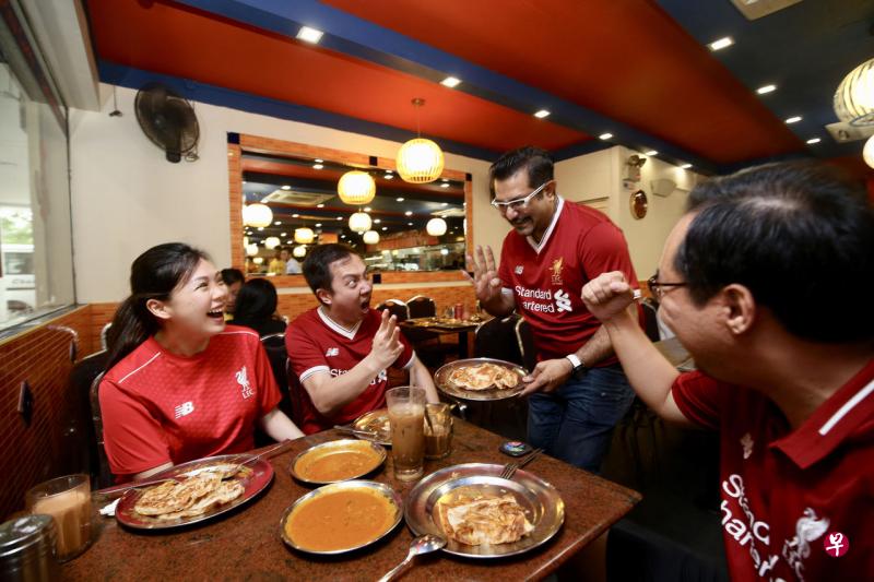 Casuarina Curry今天为每位身穿利物浦球衣到店的客人,免费赠送四片原味印度煎饼。(叶振忠摄) Casuarina Curry今天为每位身穿利物浦球衣到店的客人,免费赠送四片原味印度煎饼。(叶振忠摄)