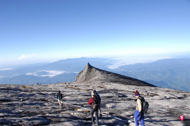 无论是攀登东南亚第一高峰京那峇鲁山或是参加其他登山活动,都应当为雨天与保暖做足准备。(档案照) 无论是攀登东南亚第一高峰京那峇鲁山或是参加其他登山活动,都应当为雨天与保暖做足准备。(档案照)