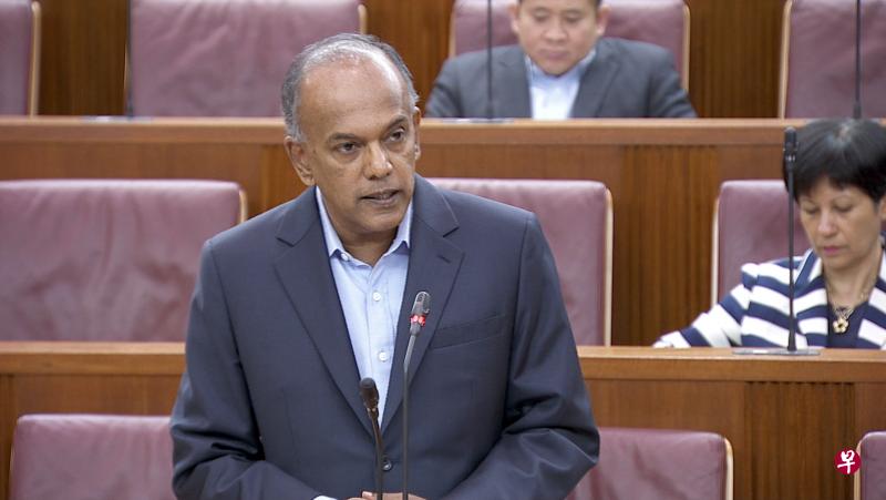 内政部长兼律政部长尚穆根昨天在国会就《防止网络假信息和网络操纵法案》提出二读（Gov.sg）