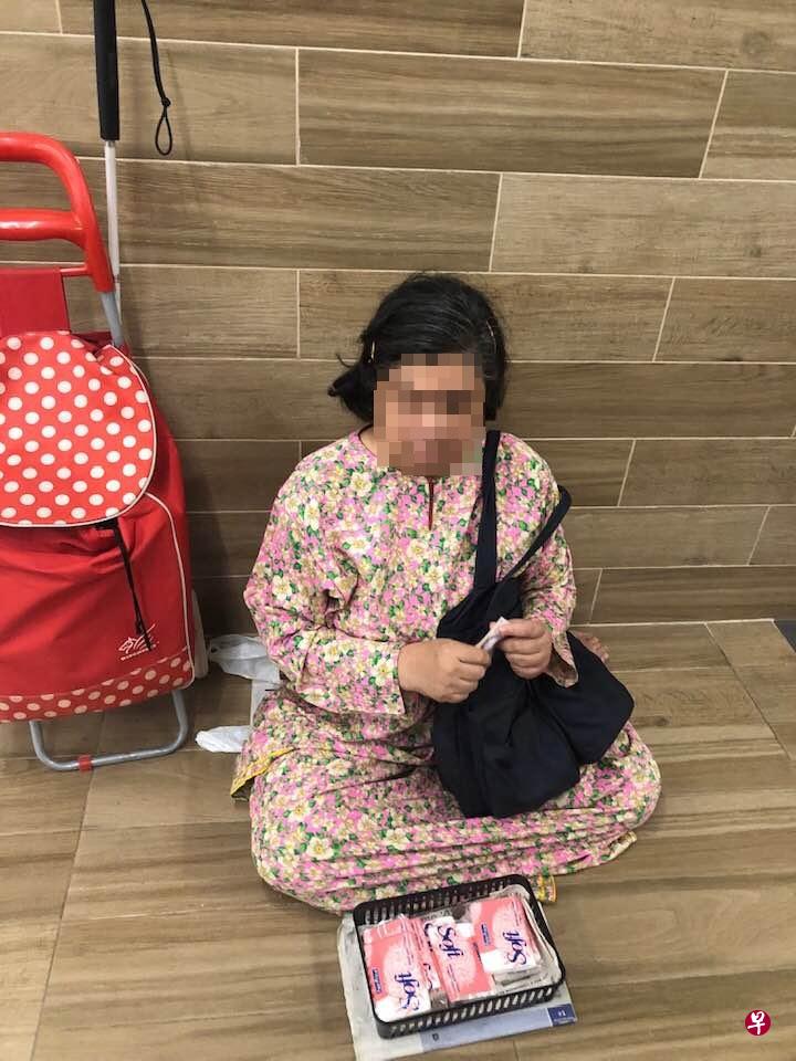 双眼失明的妇女自食其力在地下行人道卖纸巾,没想到遇到小偷。(取自面簿) 双眼失明的妇女自食其力在地下行人道卖纸巾,没想到遇到小偷。(取自面簿)