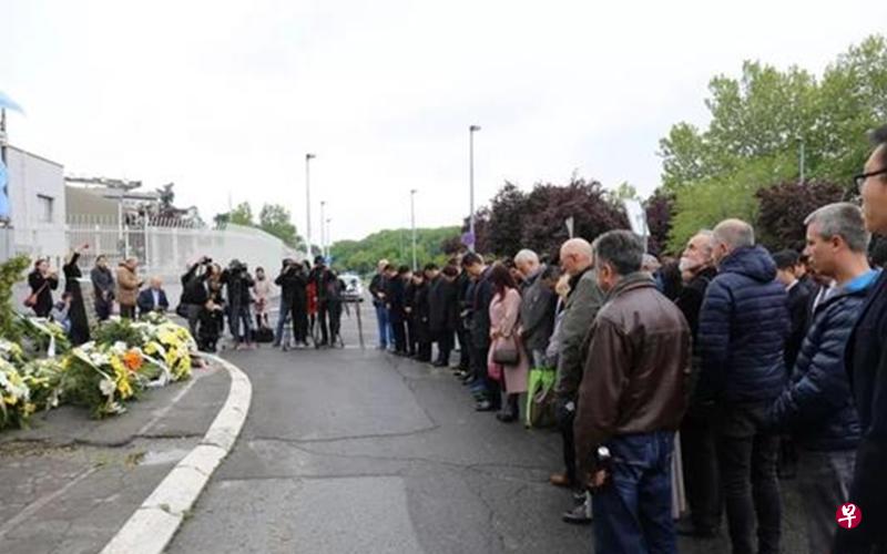 贝尔格莱德中国被炸使馆旧址前的纪念碑,近日摆满鲜花,悼念三名遇难中国记者。(互联网) 贝尔格莱德中国被炸使馆旧址前的纪念碑,近日摆满鲜花,悼念三名遇难中国记者。(互联网)