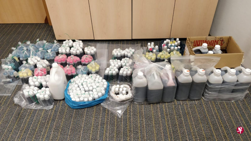 卫生科学局与警方在芽笼一个单位起获大量含可待因(codeine)的咳嗽药水、安眠药及其他药物。(取自网络) 卫生科学局与警方在芽笼一个单位起获大量含可待因(codeine)的咳嗽药水、安眠药及其他药物。(取自网络)