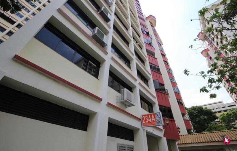 女佣的雇主是一名69岁的自雇商人,他和妻子及孙子同住在实龙岗2道的一个组屋单位。 女佣的雇主是一名69岁的自雇商人,他和妻子及孙子同住在实龙岗2道的一个组屋单位。