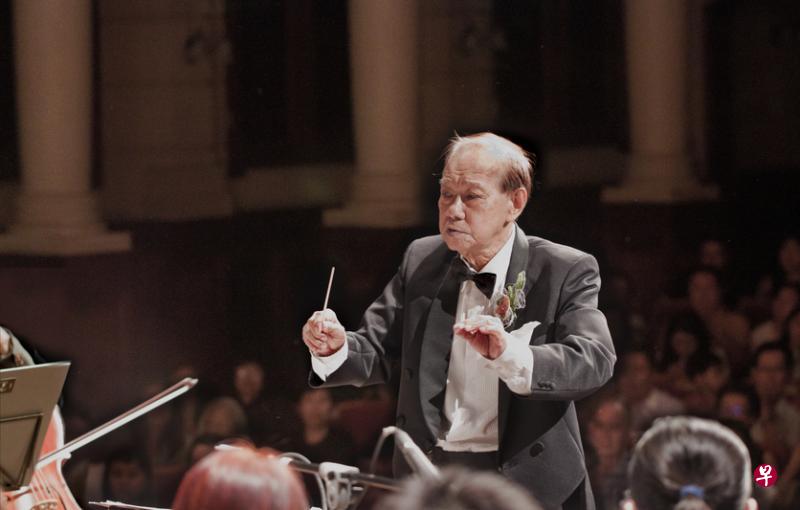 本地资深口琴演奏家孙仁光将指挥牛车水金声口琴交响乐团,以口琴音乐纪念新加坡开埠200周年。(乐团提供) 本地资深口琴演奏家孙仁光将指挥牛车水金声口琴交响乐团,以口琴音乐纪念新加坡开埠200周年。(乐团提供)