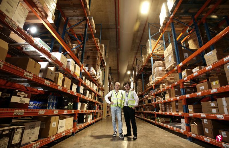 叶水福集团执行主席叶进国(左)利用科技为传统物流业注入新生命,他的长子叶立升(右),也是公司商务发展总监,则希望更有制度地将物流业专业化。(陈渊庄摄) 叶水福集团执行主席叶进国(左)利用科技为传统物流业注入新生命,他的长子叶立升(右),也是公司商务发展总监,则希望更有制度地将物流业专业化。(陈渊庄摄)