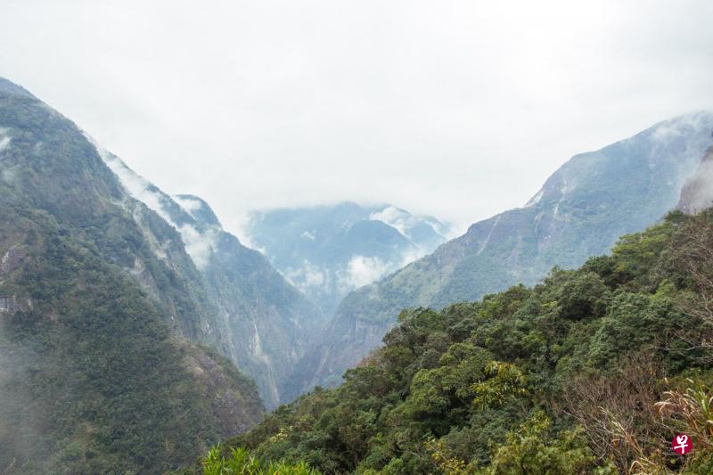 天气虽然不甚明朗,却有另一股更接近怀古的色彩。 天气虽然不甚明朗,却有另一股更接近怀古的色彩。