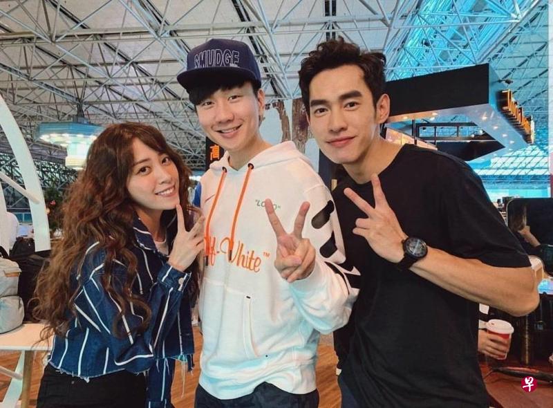 张书豪(右)曾在情人节带欧阳妮妮(左)听林俊杰的演唱会。(互联网) 张书豪(右)曾在情人节带欧阳妮妮(左)听林俊杰的演唱会。(互联网)