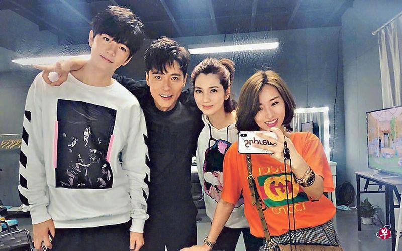 张丹峰(左二)澄清与继子张镐濂(左一)及太太洪欣(右二)的关系不变,经理人毕滢(右一)已辞职。(互联网) 张丹峰(左二)澄清与继子张镐濂(左一)及太太洪欣(右二)的关系不变,经理人毕滢(右一)已辞职。(互联网)