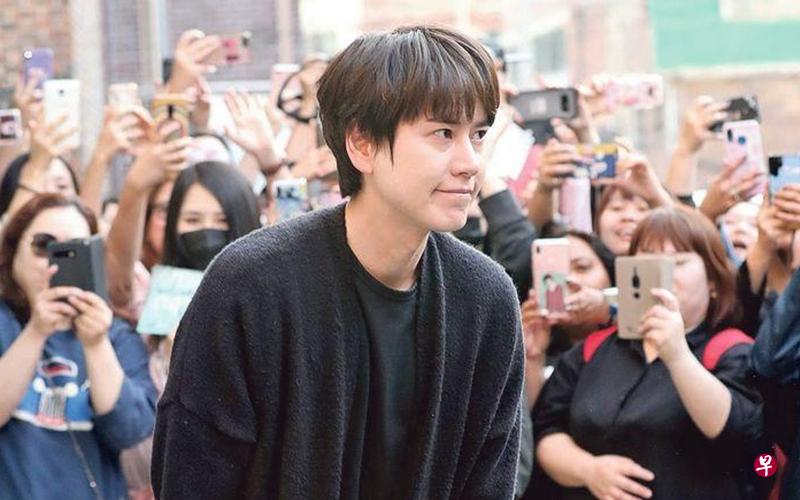 圭贤离开服务中心时,获500名来自世界各地的粉丝夹道欢迎。(互联网) 圭贤离开服务中心时,获500名来自世界各地的粉丝夹道欢迎。(互联网)