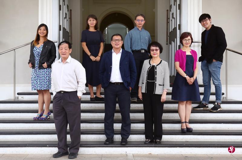 推广华语理事会新届委员昨天正式亮相,除主席蔡深江(左四)及副主席周丽青(左六)外,成员还包括恺缨(从左至右)、尹崇明、小寒、陈志锐、李冠芳及杨纪伟等17位各行业背景人士。(萧紫薇摄) 推广华语理事会新届委员昨天正式亮相,除主席蔡深江(左四)及副主席周丽青(左六)外,成员还包括恺缨(从左至右)、尹崇明、小寒、陈志锐、李冠芳及杨纪伟等17位各行业背景人士。(萧紫薇摄)