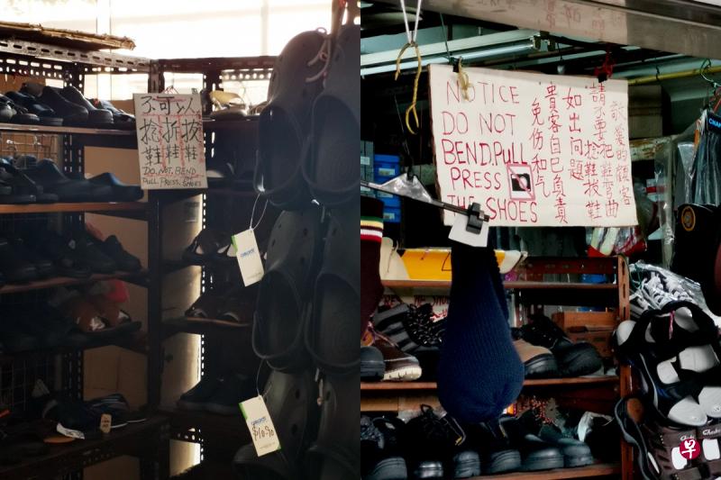 店主在店门口张贴了两个告示牌。 店主在店门口张贴了两个告示牌。