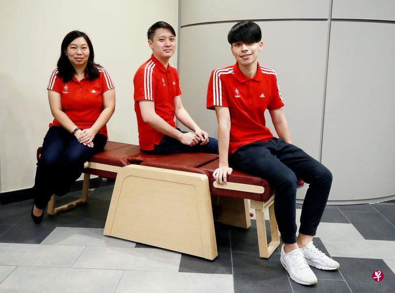 特制老人椅的椅背放下后能转换成长凳,让多名病人访客同时坐下,家属要过夜的话也能平躺在椅子上。此原型正进行最后阶段测试,有望2022年在综合医疗护理中心使用。(唐家鸿摄) 特制老人椅的椅背放下后能转换成长凳,让多名病人访客同时坐下,家属要过夜的话也能平躺在椅子上。此原型正进行最后阶段测试,有望2022年在综合医疗护理中心使用。(唐家鸿摄)