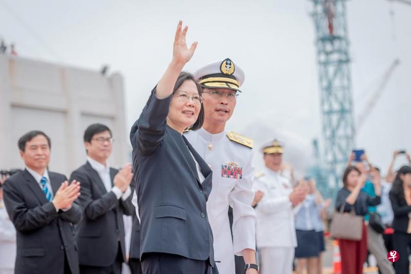 为壮大典礼声势,台湾军方昨天特别出动现役“剑龙级”潜舰“海虎”航经码头,向总统蔡英文敬礼,蔡英文挥手致意。(取自蔡英文面簿) 为壮大典礼声势,台湾军方昨天特别出动现役“剑龙级”潜舰“海虎”航经码头,向总统蔡英文敬礼,蔡英文挥手致意。(取自蔡英文面簿)