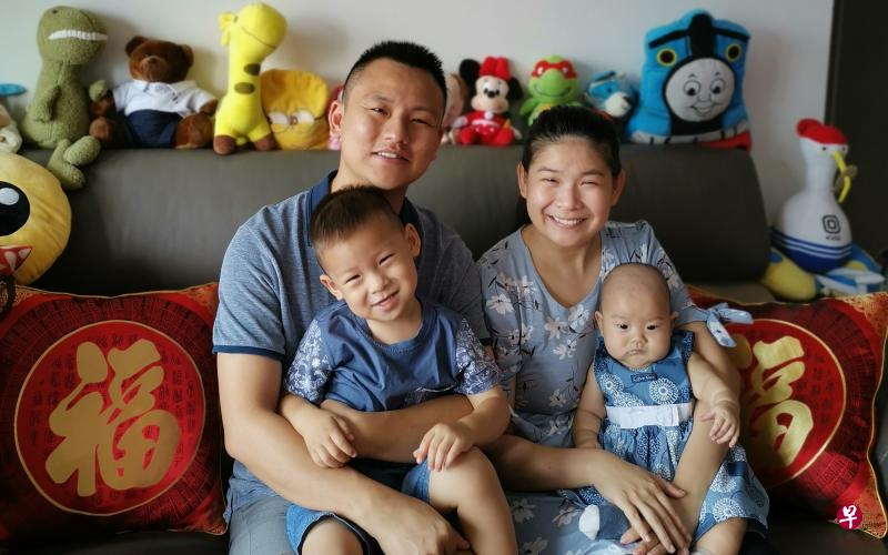 陈淑惠(右)一家计划在未来一两年从盛港搬到宏茂桥,新条例让他们可以使用更多公积金存款购买转售组屋,除了可以减少贷款,也可以把现金用来装修或存起来作为退休储蓄。(受访者提供) 陈淑惠(右)一家计划在未来一两年从盛港搬到宏茂桥,新条例让他们可以使用更多公积金存款购买转售组屋,除了可以减少贷款,也可以把现金用来装修或存起来作为退休储蓄。(受访者提供)