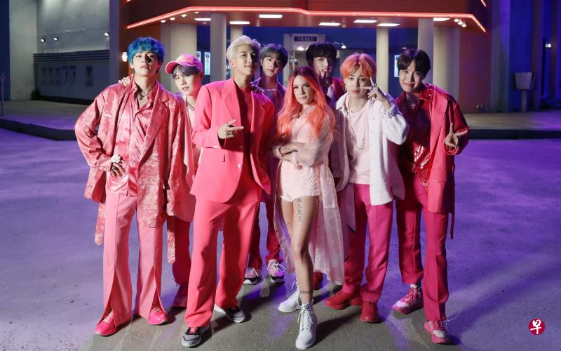 防弹少年团的新歌“Boy With Luv”找来美国歌姬海尔希(前排左三)合作。(互联网) 防弹少年团的新歌“Boy With Luv”找来美国歌姬海尔希(前排左三)合作。(互联网)