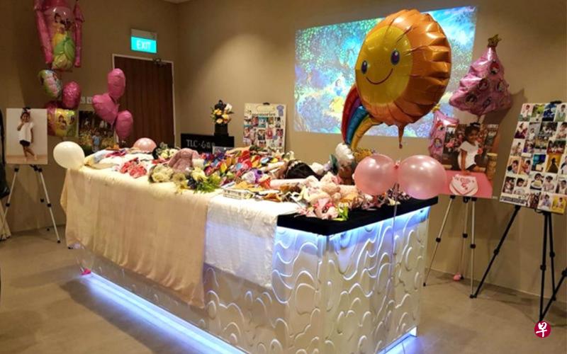 六岁女童去年9月过世,为自己设计“告别派对”,父母为她净身,遗体不放棺木,让亲友零距离与她道别。(取自Rice Media网站) 六岁女童去年9月过世,为自己设计“告别派对”,父母为她净身,遗体不放棺木,让亲友零距离与她道别。(取自Rice Media网站)