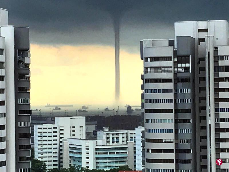 今早出现的水龙卷。(读者提供) 今早出现的水龙卷。(读者提供)