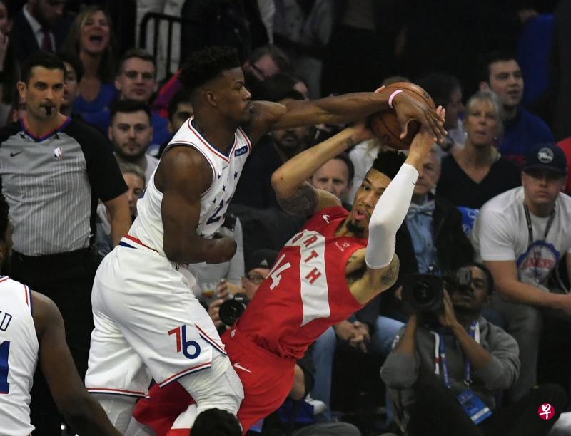 巴特勒(左)在比赛中做出强硬防守。(路透社) 巴特勒(左)在比赛中做出强硬防守。(路透社)