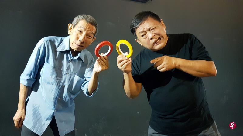 相声剧《狮城古今笑谈》走进社区,在户外演出,是希望让更多民众观赏。图为参与演出的演员杨世彬(左)和黄家强。 相声剧《狮城古今笑谈》走进社区,在户外演出,是希望让更多民众观赏。图为参与演出的演员杨世彬(左)和黄家强。