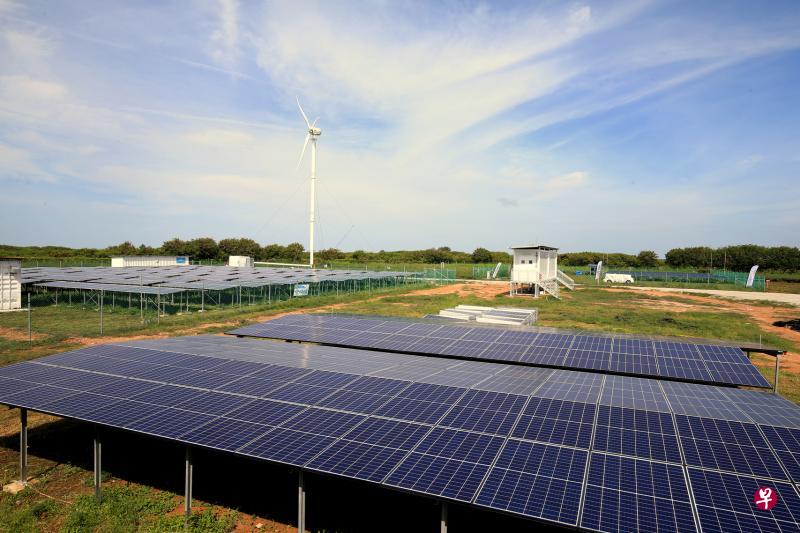 东南亚首个混合微电网系统设在巴西班让以南的实马高岛,系统正测试如何有效结合光伏板、风力涡轮机等各种再生能源设施发电。(唐家鸿摄) 东南亚首个混合微电网系统设在巴西班让以南的实马高岛,系统正测试如何有效结合光伏板、风力涡轮机等各种再生能源设施发电。(唐家鸿摄)