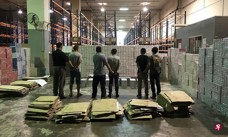 关税局人员在5月7日傍晚兵分两路前往宏茂桥第二工业区和德福10巷,共起获9089条漏税香烟,并逮捕三名男子。(新加坡关税局提供) 关税局人员在5月7日傍晚兵分两路前往宏茂桥第二工业区和德福10巷,共起获9089条漏税香烟,并逮捕三名男子。(新加坡关税局提供)