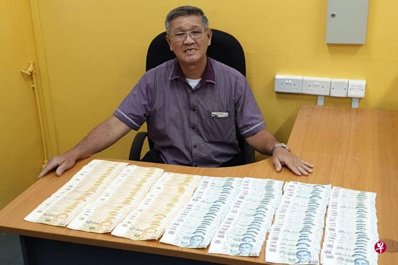 巴士车长苏昌盛打开包包,才惊见里头装着253张100元、285张50元、4张10元的钞票,还有一些硬币,总值3万9602元1角。(新捷运提供) 巴士车长苏昌盛打开包包,才惊见里头装着253张100元、285张50元、4张10元的钞票,还有一些硬币,总值3万9602元1角。(新捷运提供)